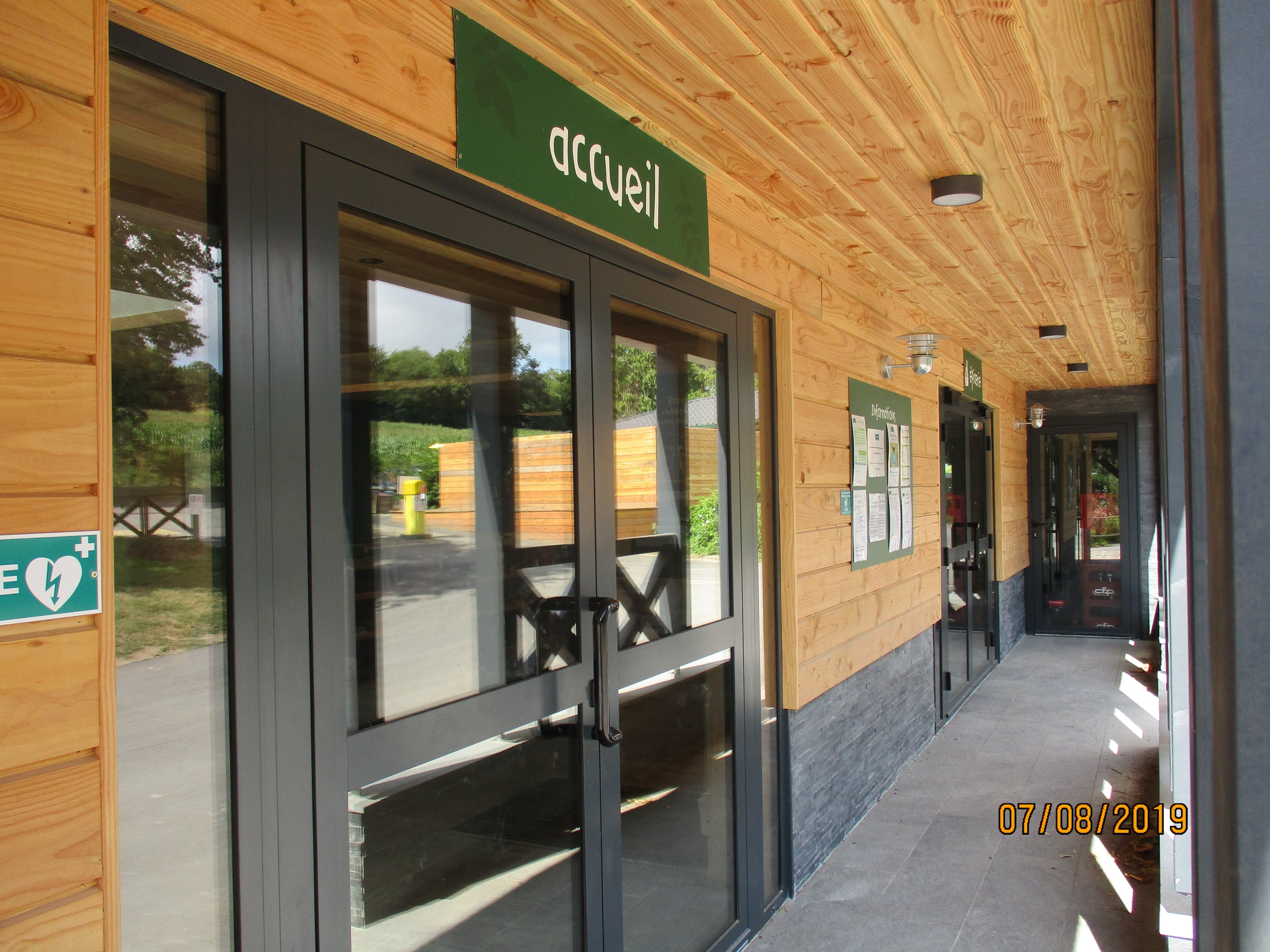 Café restaurant façade extérieure bois