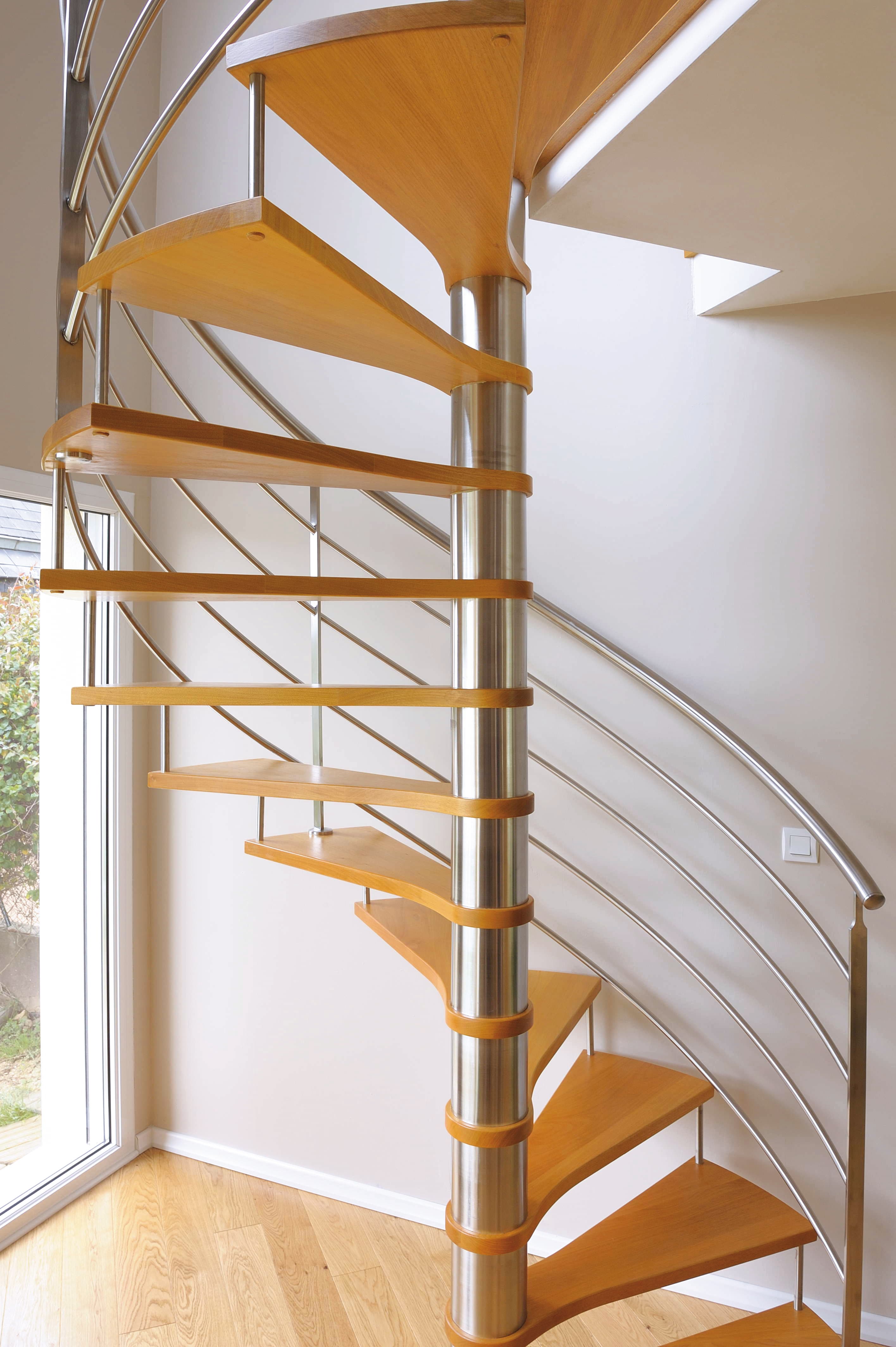 Aménagement escalier colimaçon bois et aluminium